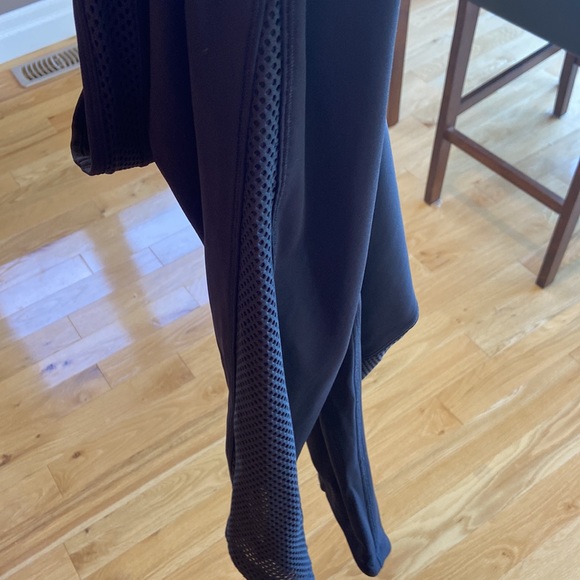 Lululemon black capris size 6 - Picture 6 of 6